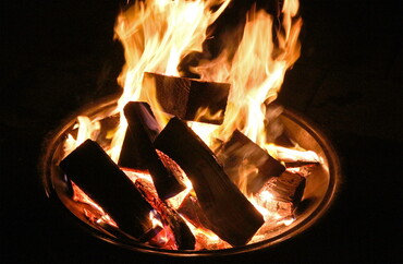 Osterfeuer Bild: Peter Weidemann In: Pfarrbriefservice.de