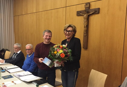 Frau Herter mit Pfarrer Donnerbauer; Im Hintergrund Herr Heen und Herr Pahlke